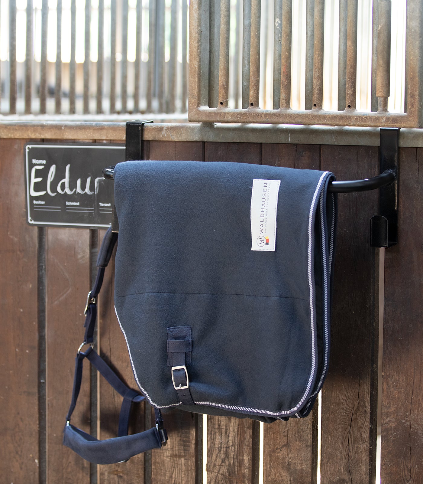 Porte-couvertures pour chevaux réglable - Waldhausen